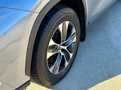 Used 2020 Toyota Highlander XLE image 11