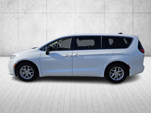 Used 2024 Chrysler Pacifica Touring-L image 4