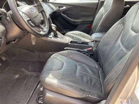 Used 2016 Ford Focus SE w/ Equipment Group 201A FWD image 9