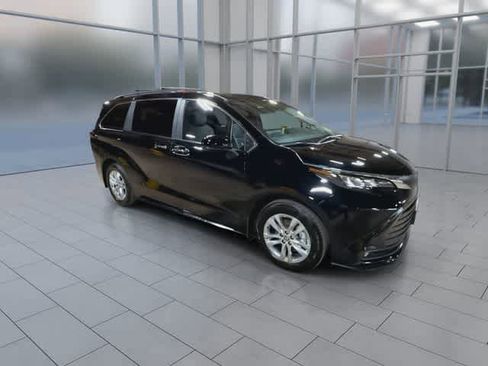 Used 2025 Toyota Sienna XLE w/ XLE Plus Package AWD/4WD image 2