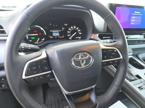Used 2025 Toyota Sienna XLE w/ XLE Plus Package AWD/4WD image 13