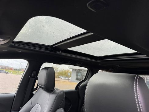 New 2026 Chrysler Pacifica Select AWD/4WD image 9