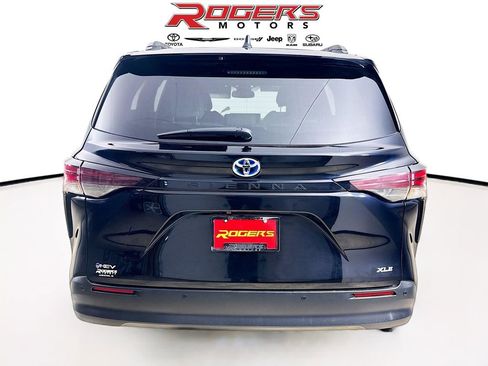 Certified 2025 Toyota Sienna XLE image 7