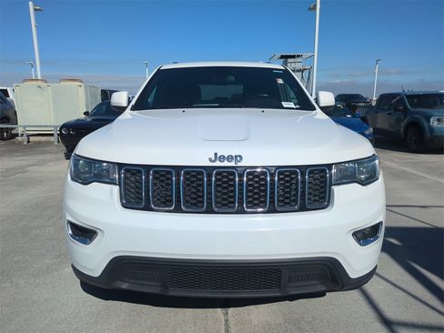 Used 2021 Jeep Grand Cherokee Laredo image 3