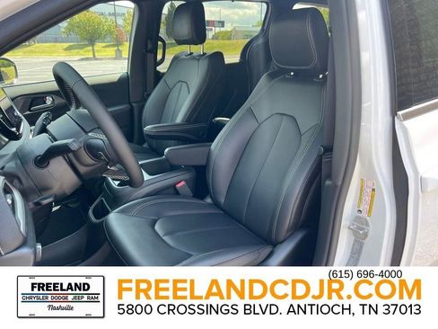 New 2025 Chrysler Pacifica Select image 23