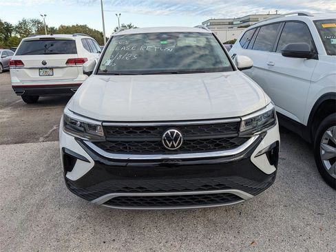 Certified 2022 Volkswagen Taos SE w/ IQ.Drive SE Package image 4