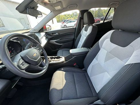 Used 2024 Chevrolet Trax LS w/ LS Convenience Package FWD image 3