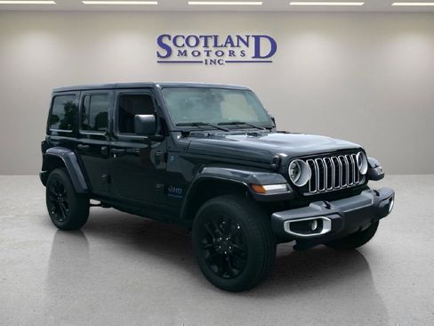 Used 2025 Jeep Wrangler Unlimited Sahara w/ Safety Group AWD/4WD image 4