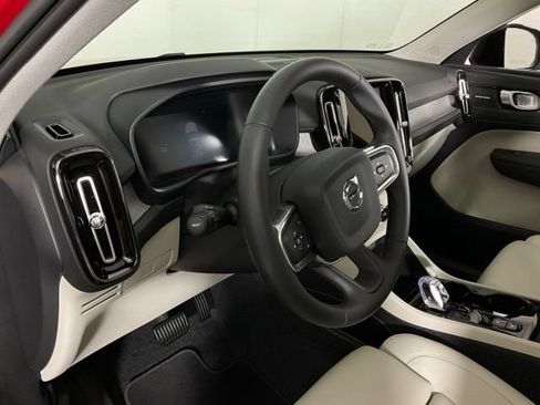 Certified 2025 Volvo XC40 B5 Ultra AWD/4WD image 19