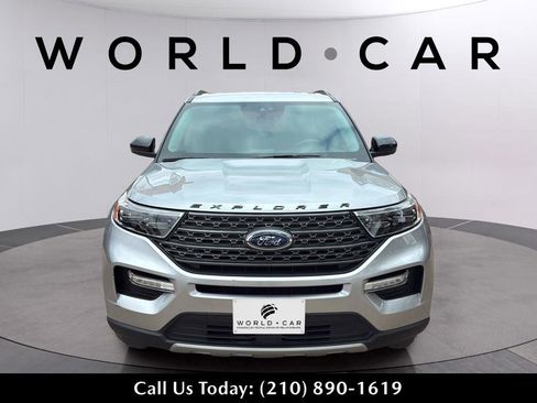 Used 2022 Ford Explorer XLT w/ Equipment Group 202A image 9