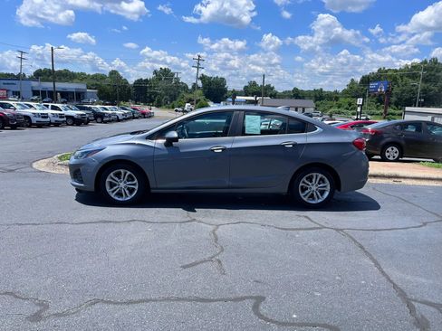 Used 2019 Chevrolet Cruze LT w/ Convenience Package FWD image 4