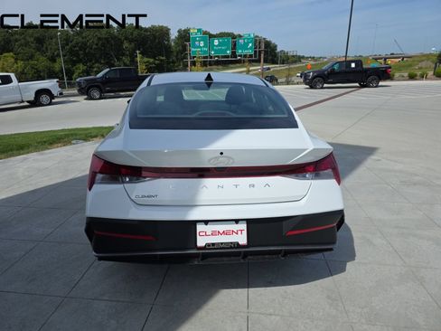 Certified 2025 Hyundai Elantra SE FWD image 10