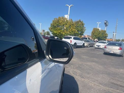 Used 2024 Chevrolet Traverse RS image 8