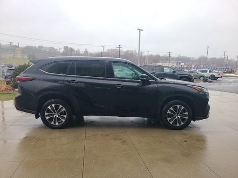 Used 2024 Toyota Highlander XLE image 8