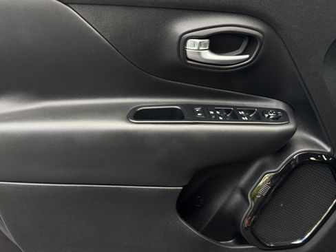 Used 2016 Jeep Renegade Latitude AWD/4WD image 14