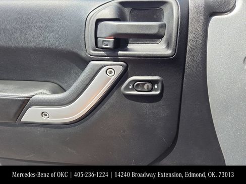 Used 2015 Jeep Wrangler Unlimited Rubicon AWD/4WD image 17