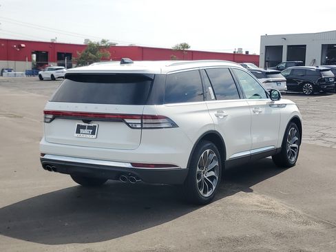 New 2027 Lincoln Aviator AWD image 4