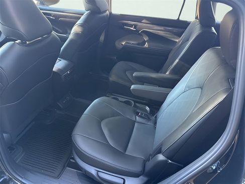 Used 2025 Toyota Highlander Platinum image 48