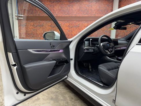 Used 2025 BMW i7 xDrive60 image 9