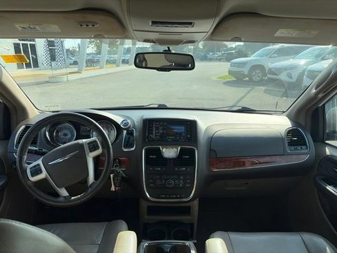 Used 2015 Chrysler Town & Country Touring FWD image 27