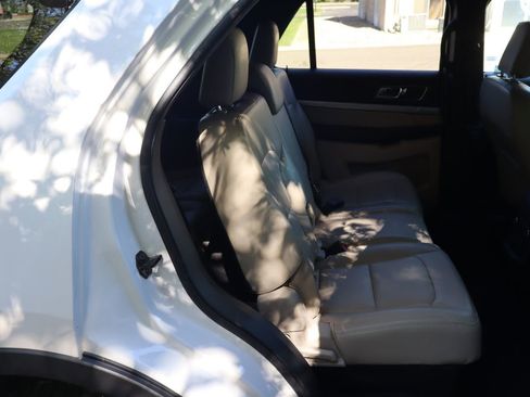 Used 2019 Ford Explorer XLT w/ Equipment Group 202A AWD/4WD image 23