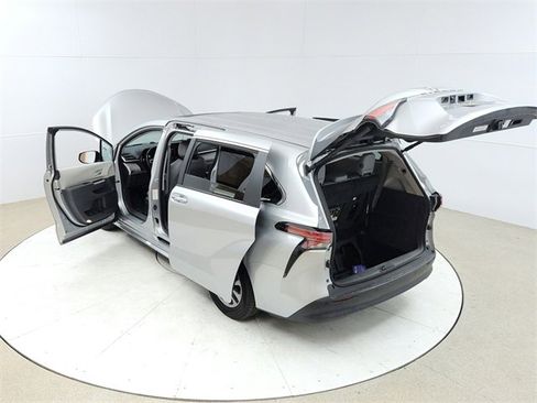 Used 2022 Toyota Sienna XLE image 23