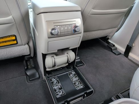 Used 2013 Toyota Highlander Plus FWD image 32