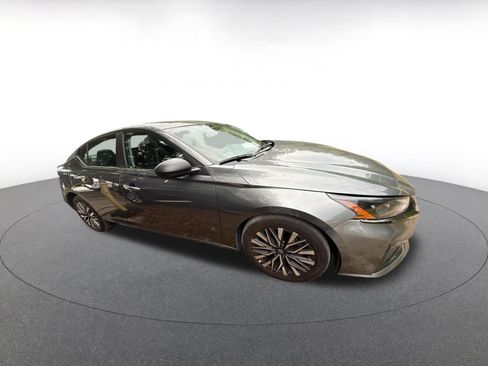 Used 2025 Nissan Altima 2.5 SV FWD image 2