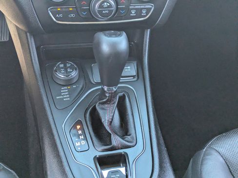 Used 2019 Jeep Cherokee Trailhawk image 21