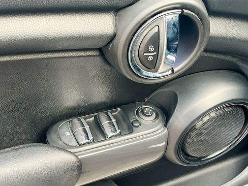 Used 2017 MINI Cooper 4-Door Hardtop image 18