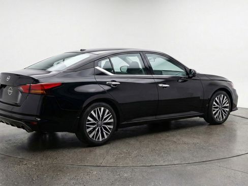 Used 2025 Nissan Altima 2.5 SV image 9