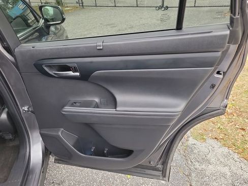 Used 2024 Toyota Highlander XLE FWD image 33