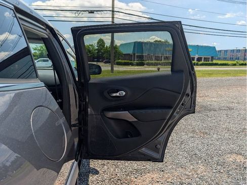 Used 2019 Jeep Cherokee Limited AWD/4WD image 12