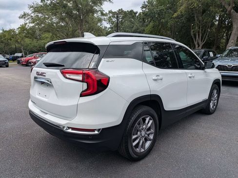 Used 2023 GMC Terrain SLT w/ Infotainment Package II FWD image 3