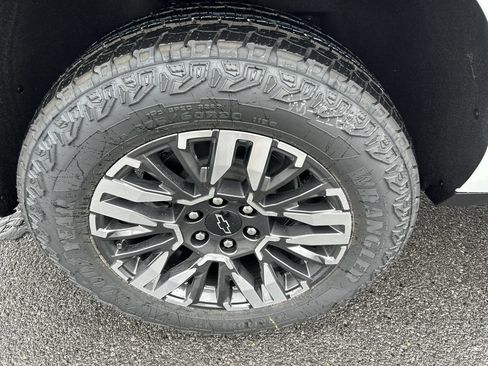 New 2026 Chevrolet Suburban Z71 w/ Comfort Package AWD/4WD image 9