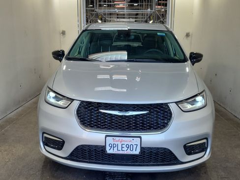 Used 2024 Chrysler Pacifica Touring-L w/ Uconnect Theater Family Group FWD image 3