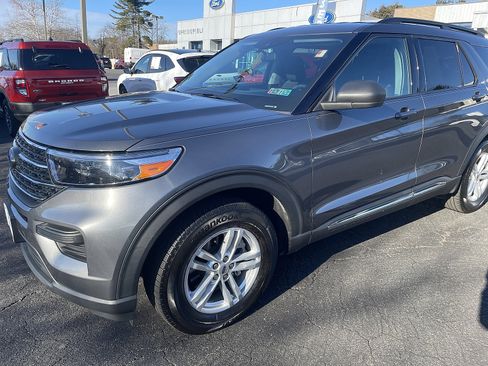 Used 2023 Ford Explorer XLT image 2