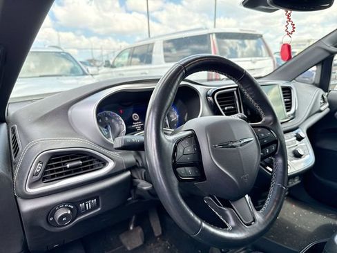 Used 2021 Chrysler Pacifica Touring-L w/ Uconnect Theater Family Group FWD image 7