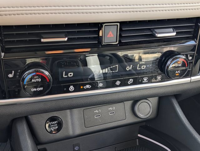 Used 2025 Nissan Rogue SL AWD/4WD image 25