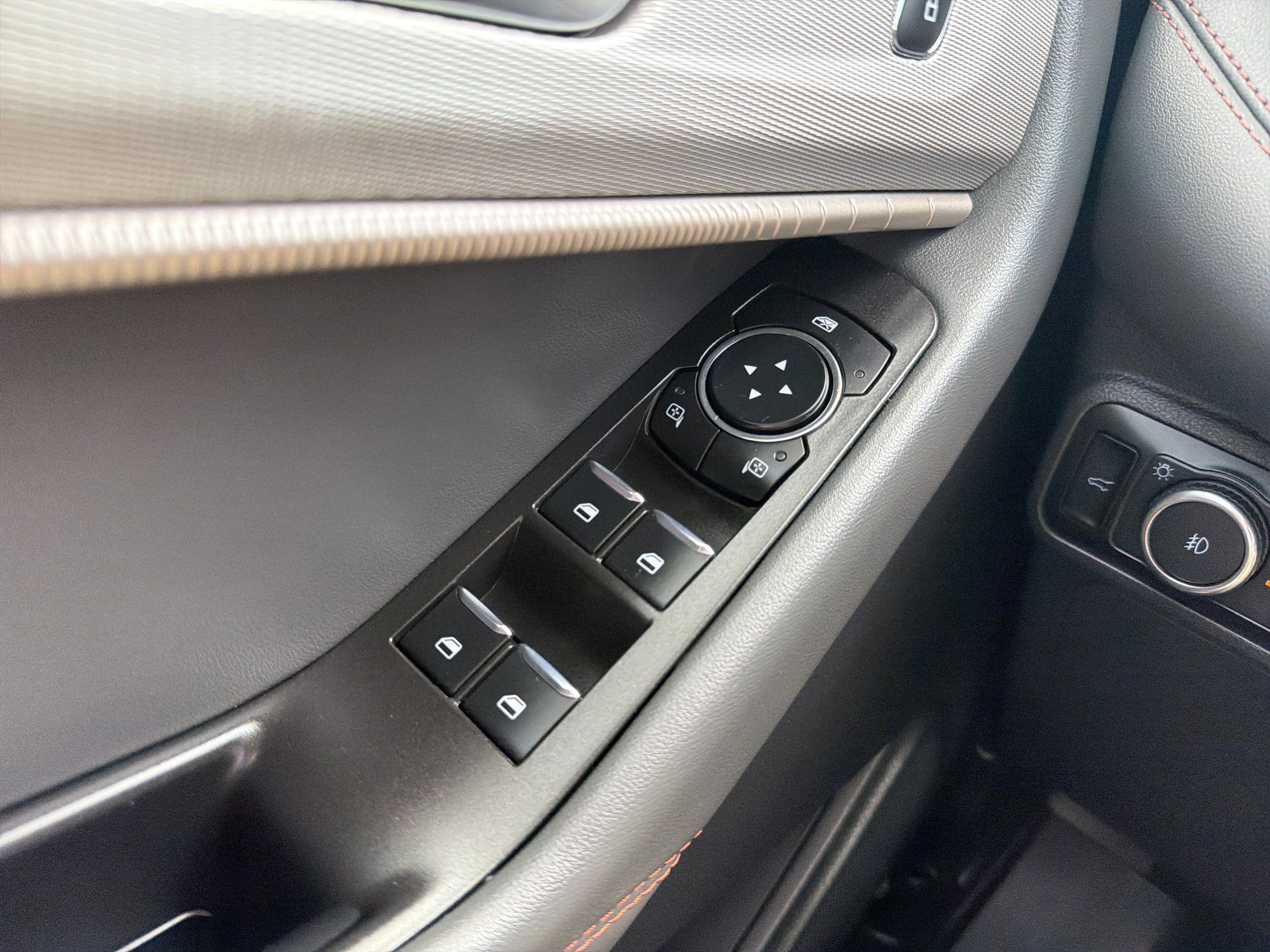 Used 2025 Ford Explorer Active w/ Active Comfort Package RWD image 10