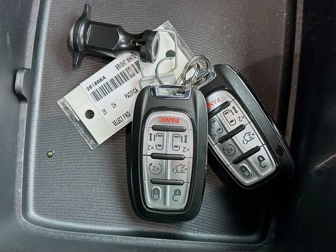 Used 2026 Chrysler Pacifica Select FWD image 34