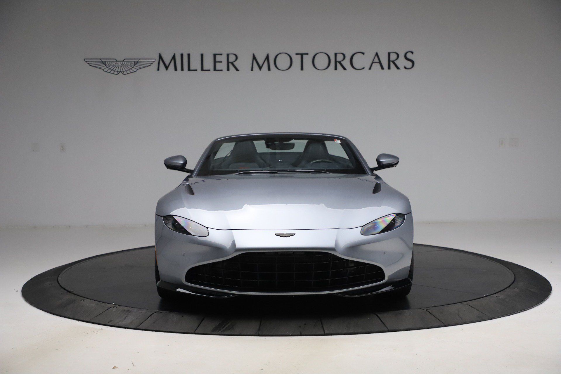 Used 2021 Aston Martin V8 Vantage Roadster RWD image 12