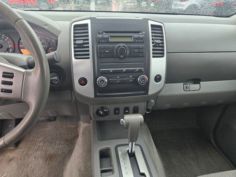 Used 2011 Nissan Frontier SV AWD/4WD image 7