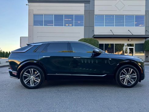 Used 2024 Cadillac Lyriq Luxury AWD/4WD image 9