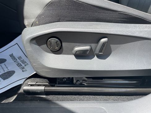 Used 2023 Volkswagen Tiguan SE image 12