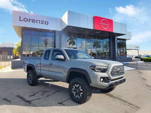 Used 2018 Toyota Tacoma TRD Off-Road image 3