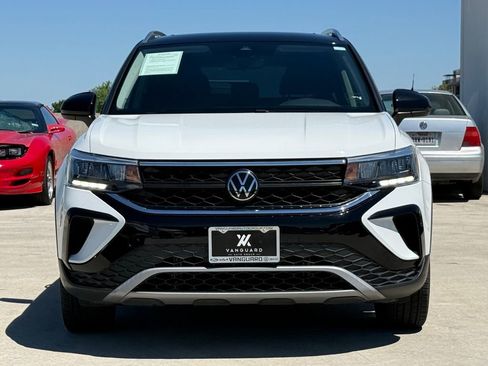 Used 2023 Volkswagen Taos SE w/ Panoramic Sunroof Package FWD image 3