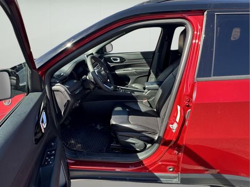 Used 2025 Jeep Compass Trailhawk image 13