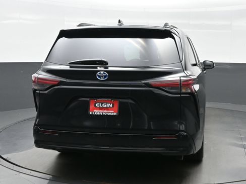 Used 2025 Toyota Sienna Platinum AWD/4WD image 5