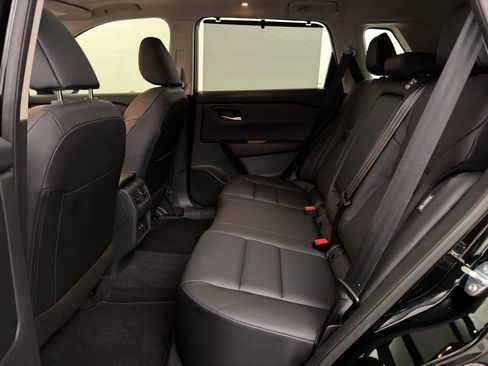 Used 2025 Nissan Rogue SV w/ SV Premium Package image 16